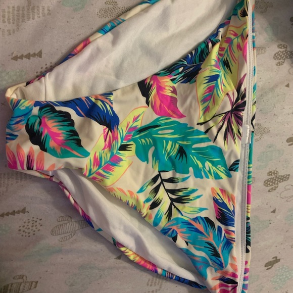 Bikini - Picture 3 of 4